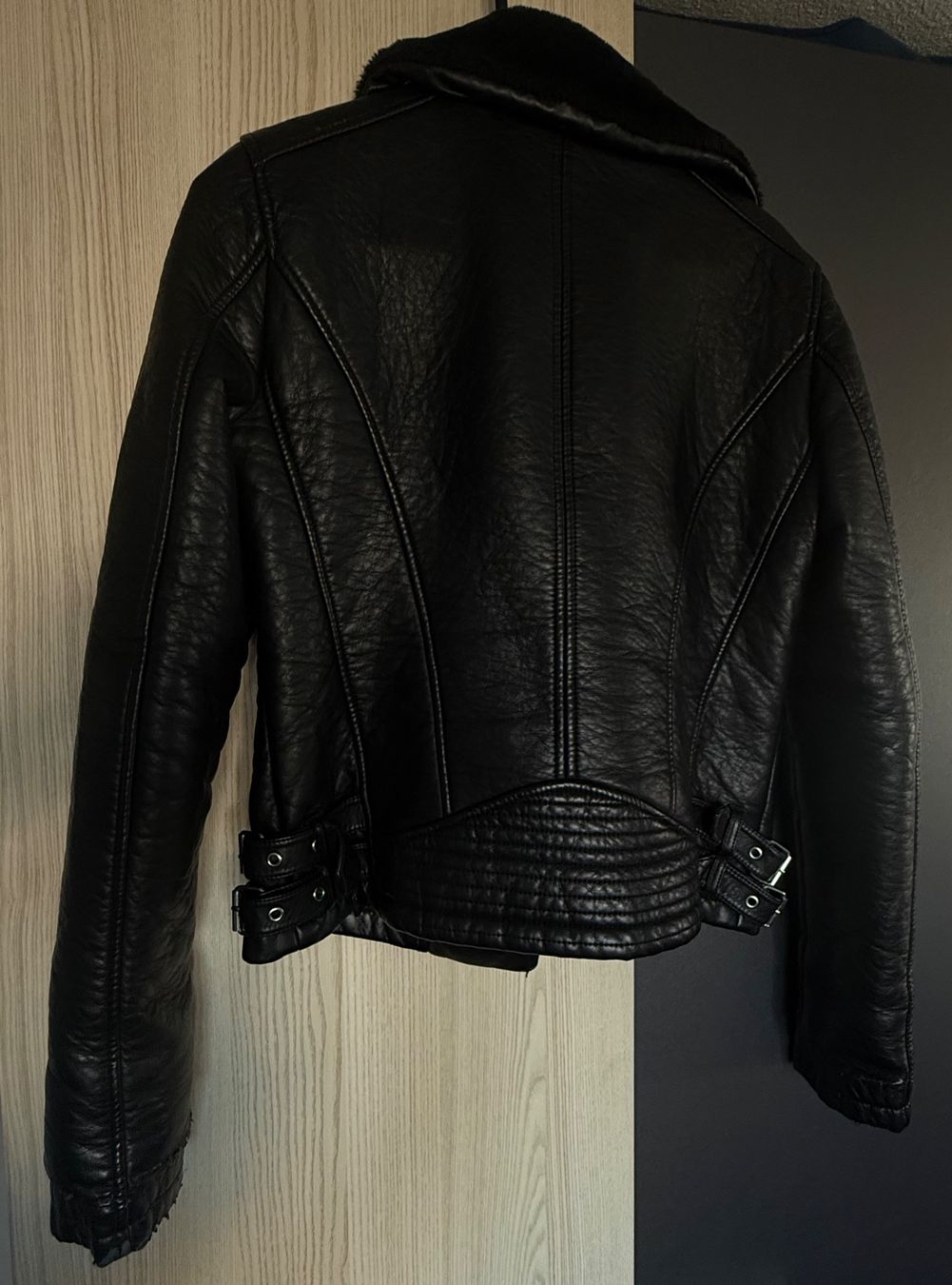 Guess Giacche: Guess Lederjacke Schwarz mit Fellkragen, Grösse M – Usato da Altendorf venduto da Elenaneagu22 2