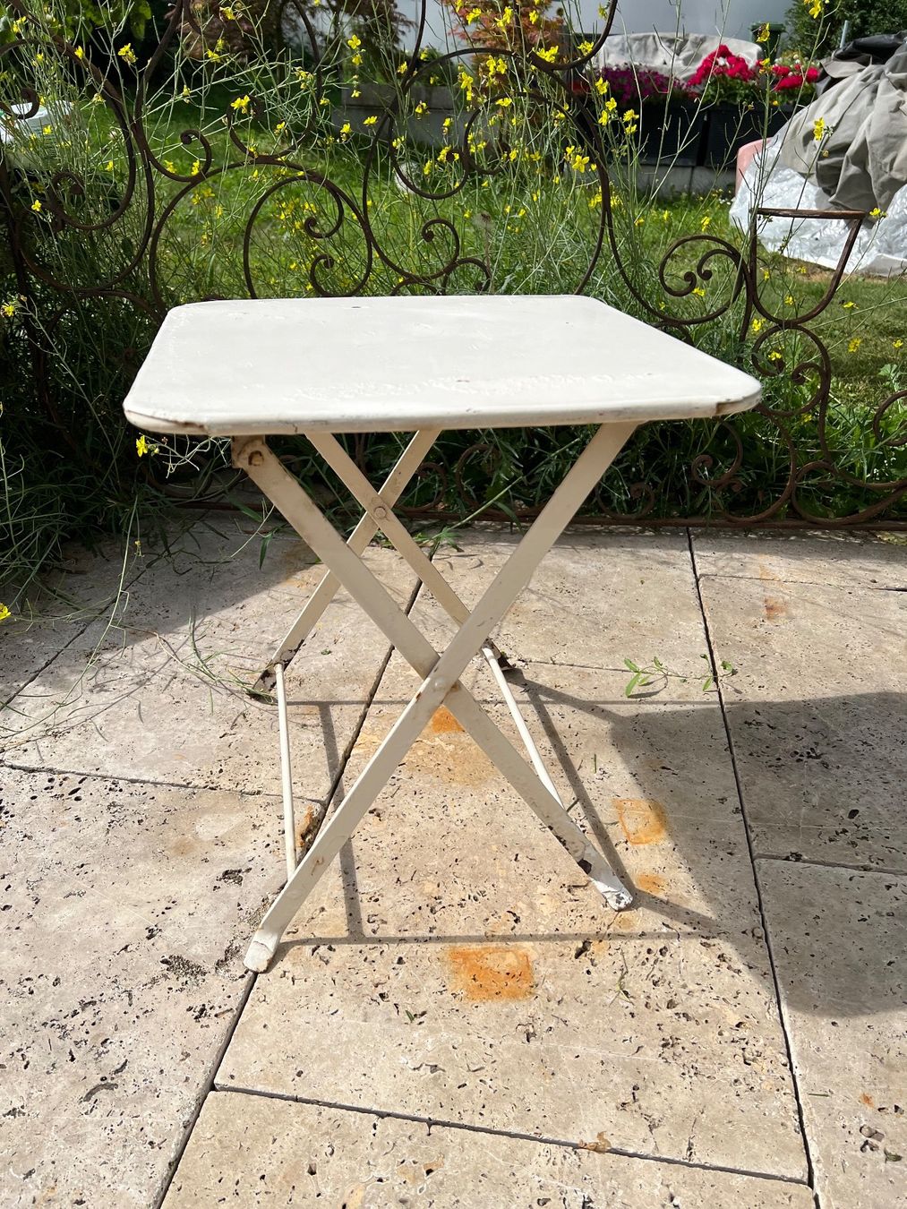 Tables: Klappbares antikes Eisentischchen klein – D'occasion à Wabern par La-Vitrine 3