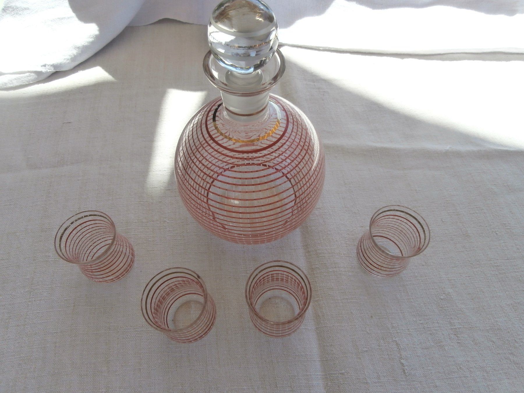 Caraffe: Set Glas Schnaps Karaffe, 4 Gläser Rot/Weiss/Gold – Usato da Rüschegg-Heubach venduto da Ofen111 1