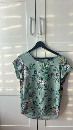 Damen Bluse mit Blumenmuster Grösse 40, guter Zustand