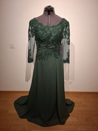Festliches, elegantes, langes, grünes Kleid mit Spitze