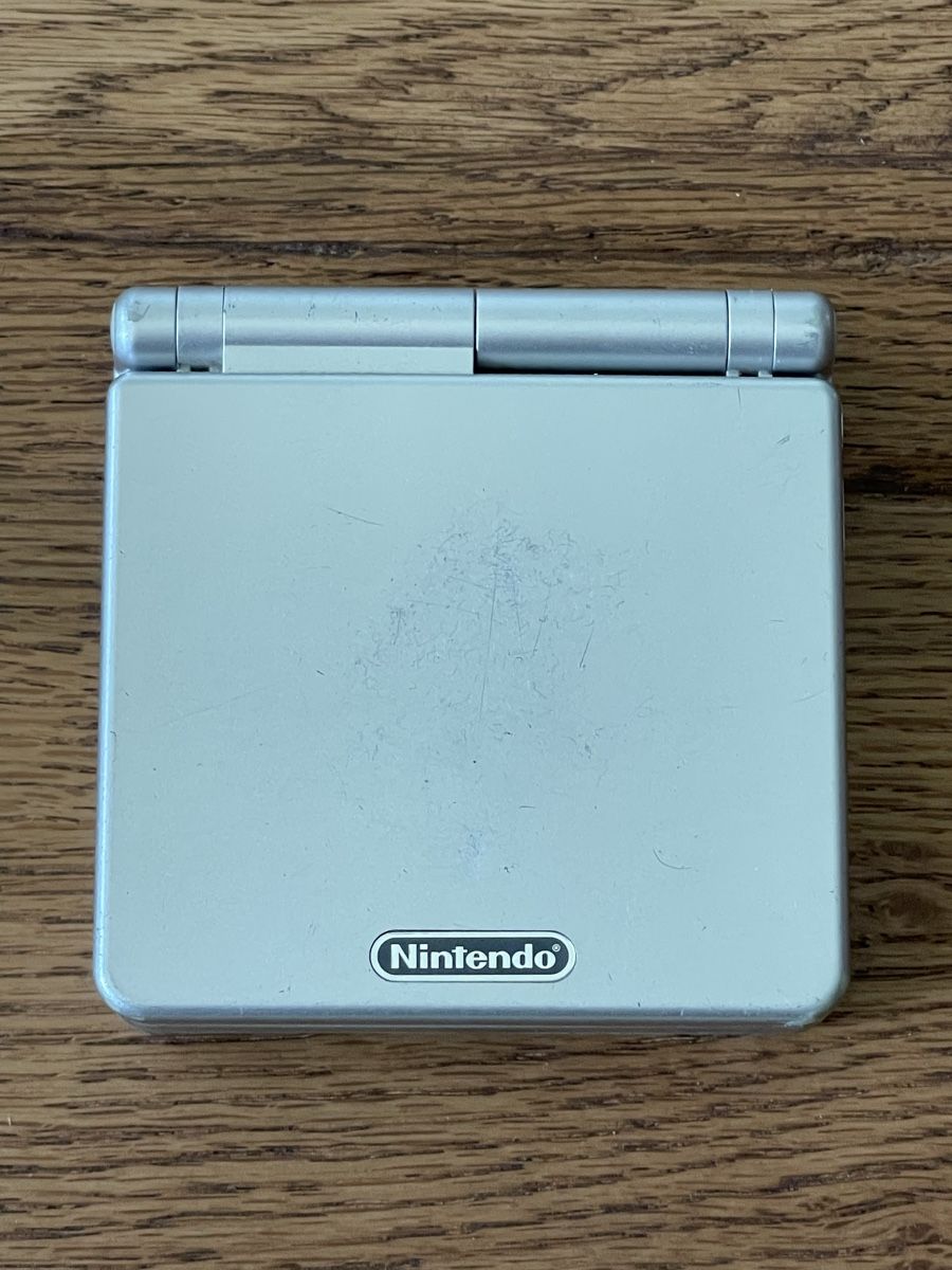 Nintendo Console: Game Boy Advance SP AGS-001 Silber mit Ladekabel – Usato da Zuerich venduto da Dorsi 2
