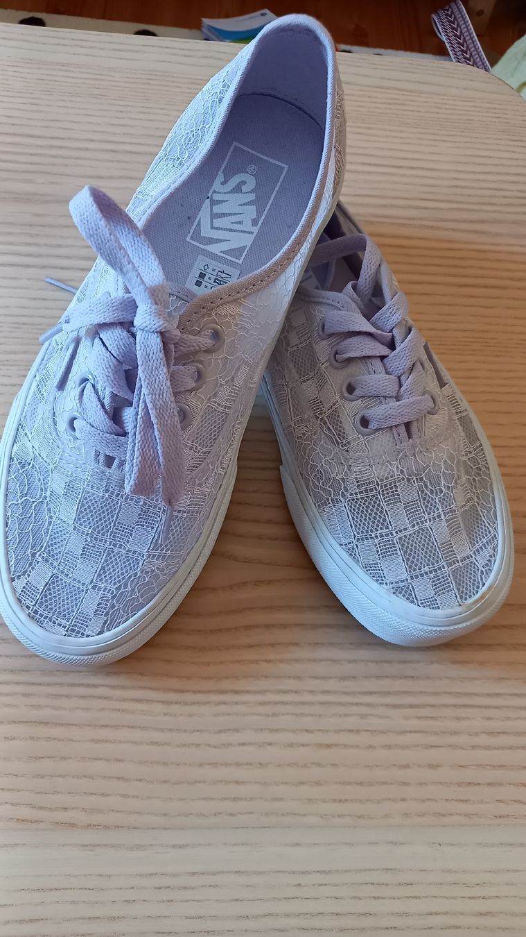 Vans Damenschuhe: Vans Schuhe Spitze EU 37 – Gebraucht aus St. Gallen von Otterndorf