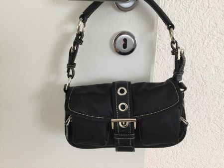 Neue kleine, schwarze Handtasche - Gratis Leder Portemonnaie