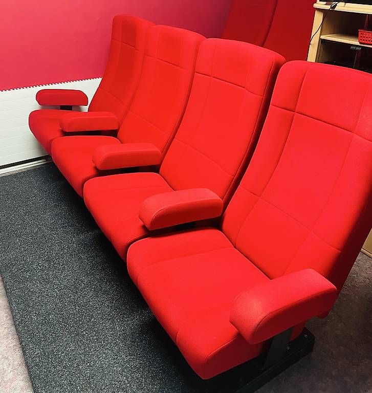 Sedie: Originalen 4 Multiplex-Kino-Stühlen  – Usato da Luzern venduto da Dali-T 1