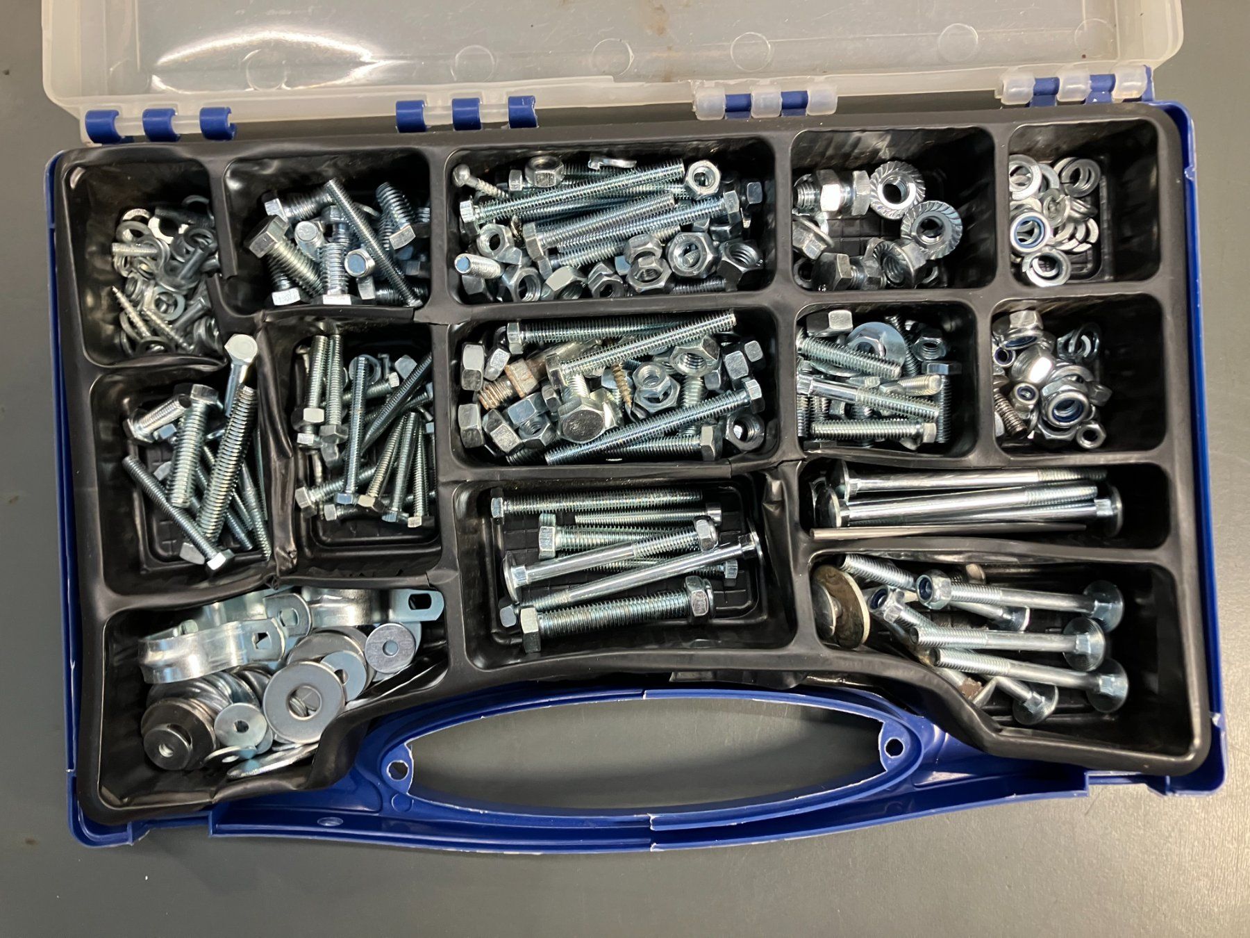 Alle Werkzeuge: Koffer-Sortierbox mit div. Metall Schrauben, Muttern ab 1.- – Gebraucht aus Lichtensteig von Buy24International 1