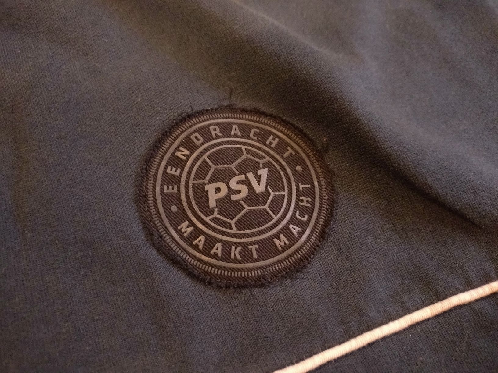 Maglioni & Felpe: Sweat zippé PSV Eindhoven noir taille 3XL – Usato da Farvagny-le-Grand venduto da LaCaverne 2