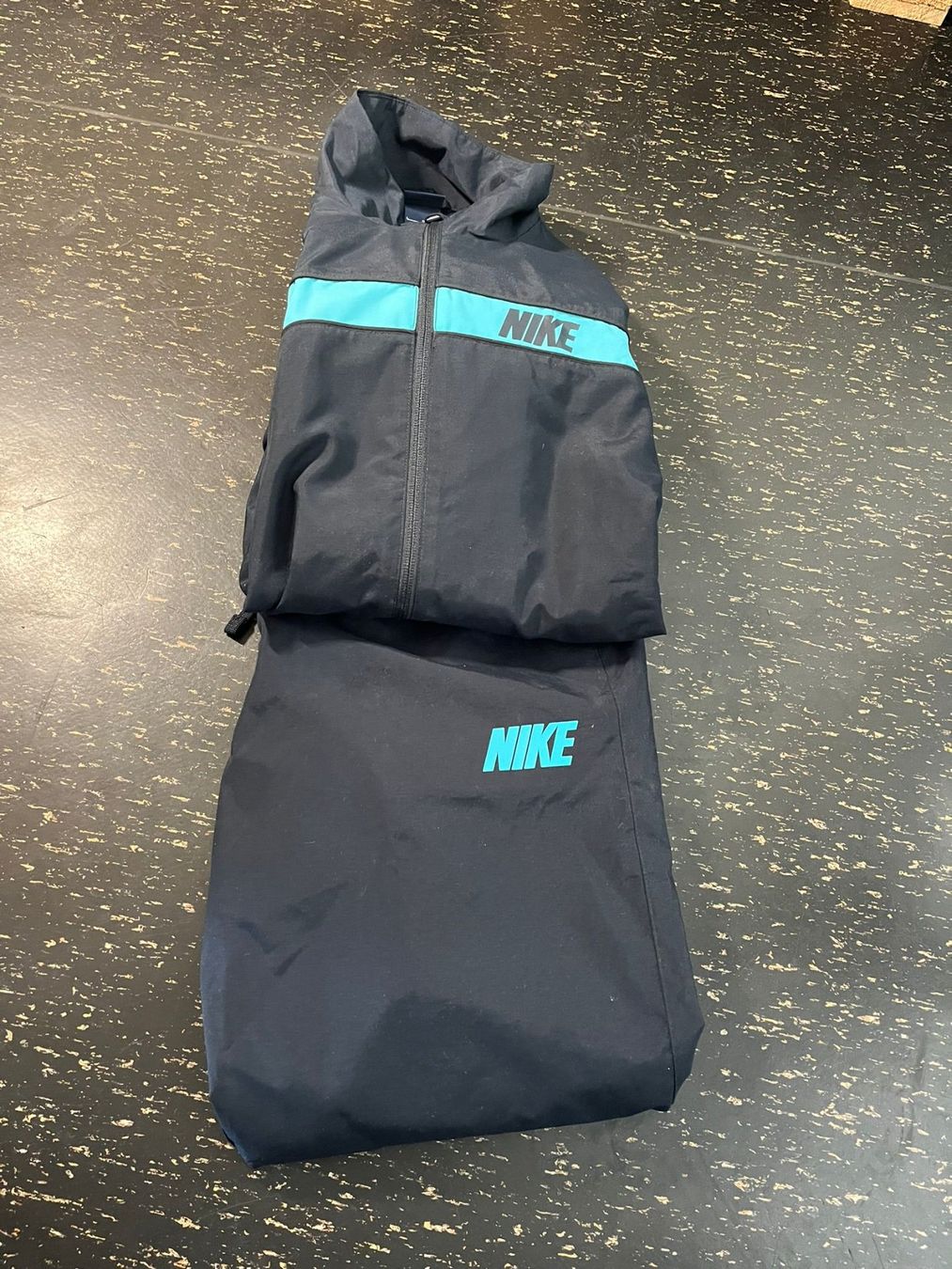 Nike Anzüge: Nike Traingsanzug – Gebraucht aus Basel von sos_kzg6