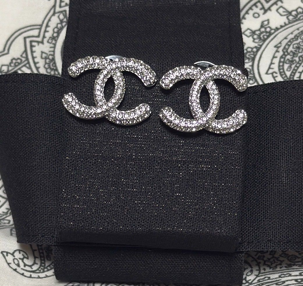 Orecchini pendenti & Orecchini a lobo: Chanel Ohrringe ab 1 Fr – Nuovo e nell'imballaggio originale da Wattwil venduto da SchweizIT