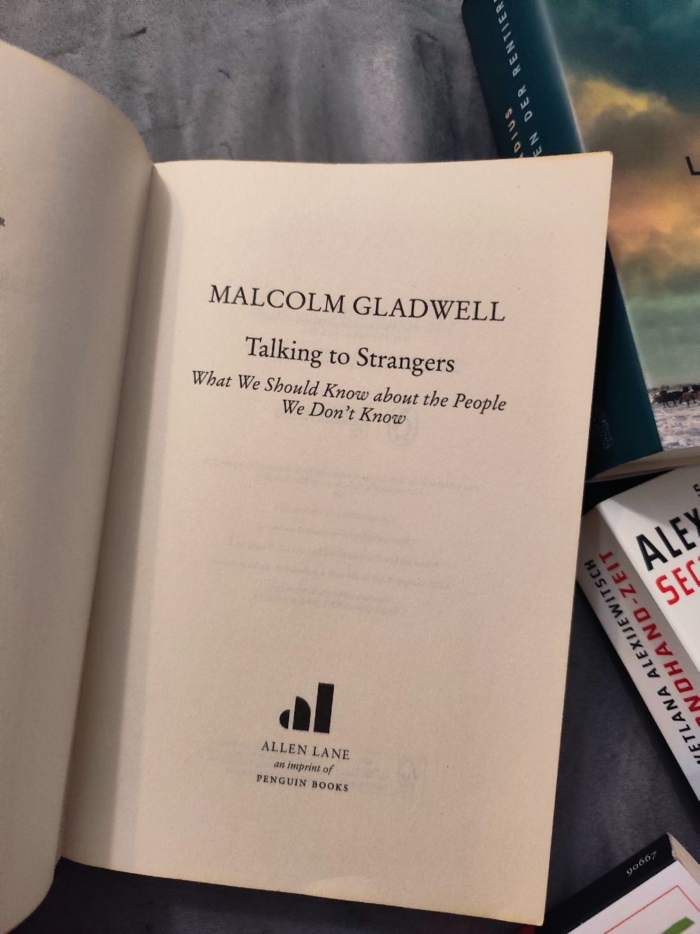 Bücher: Malcolm Gladwell - Talking to Strangers Paperback Book – Gebraucht aus Mägenwil von VintageGirly 7