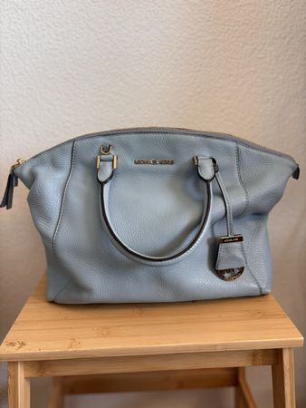 pastell-blaue Michael Kors Handtasche 