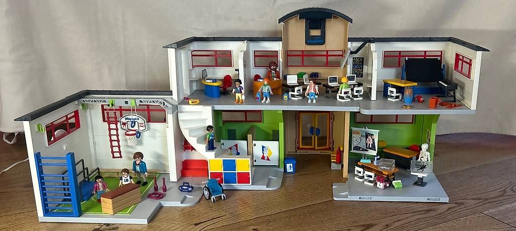Spielzeuge: Playmobil Schule mit Turnhalle  – Gebraucht aus Saas Fee von michaberchtold