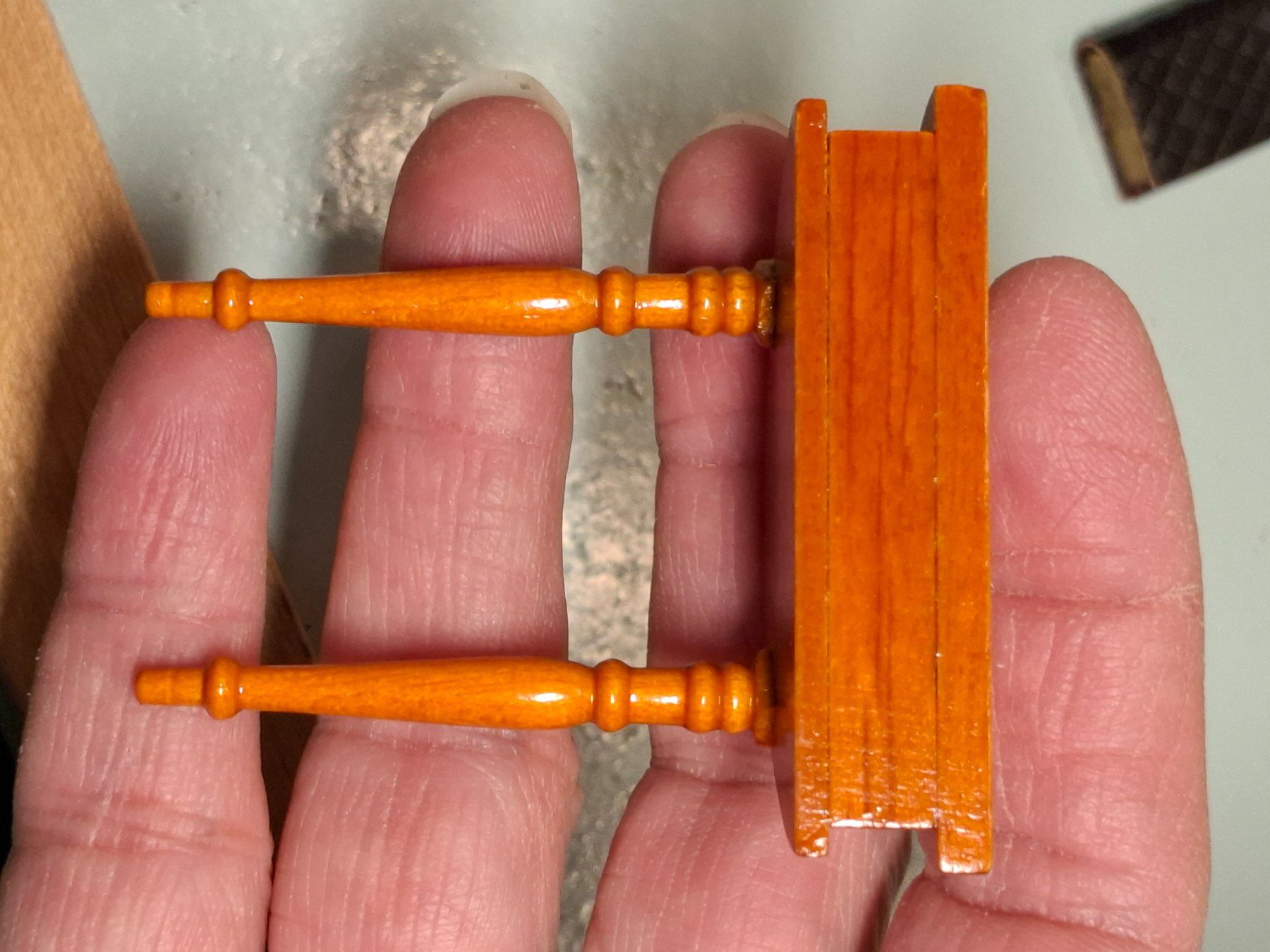 Case e mobili per bambole: Miniatur Tisch mit Buch, Handarbeit, wahrsch. Reutter – Usato da Schlieren venduto da Svenja7 5