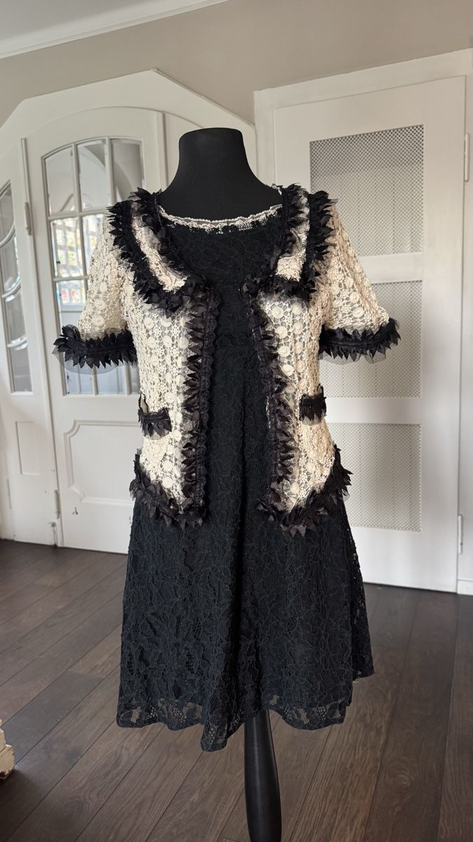 Costumi: Spitzenkleid mit Jäckchen Grösse 36/38 – Usato da Zollikon venduto da rundbsurf