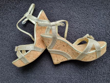 Guess Keilsandaletten Gr. 37 Gold - Sommerlich & Stylisch!