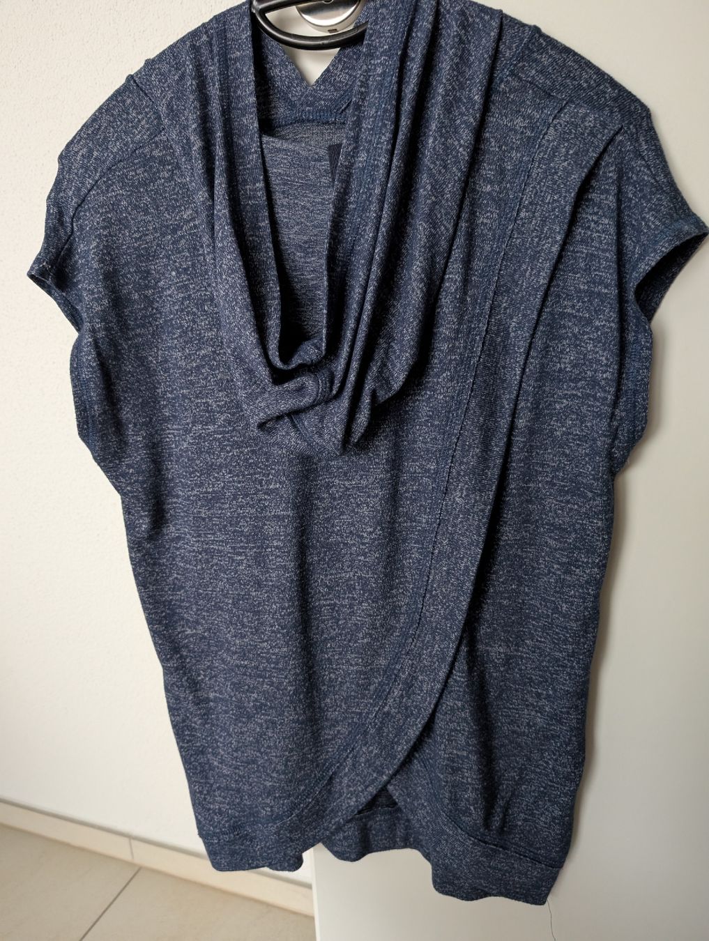 Camicette, T-shirt & Top: Sommerliches Kapuzenshirt  – Usato da Ganterschwil venduto da Nike18 3