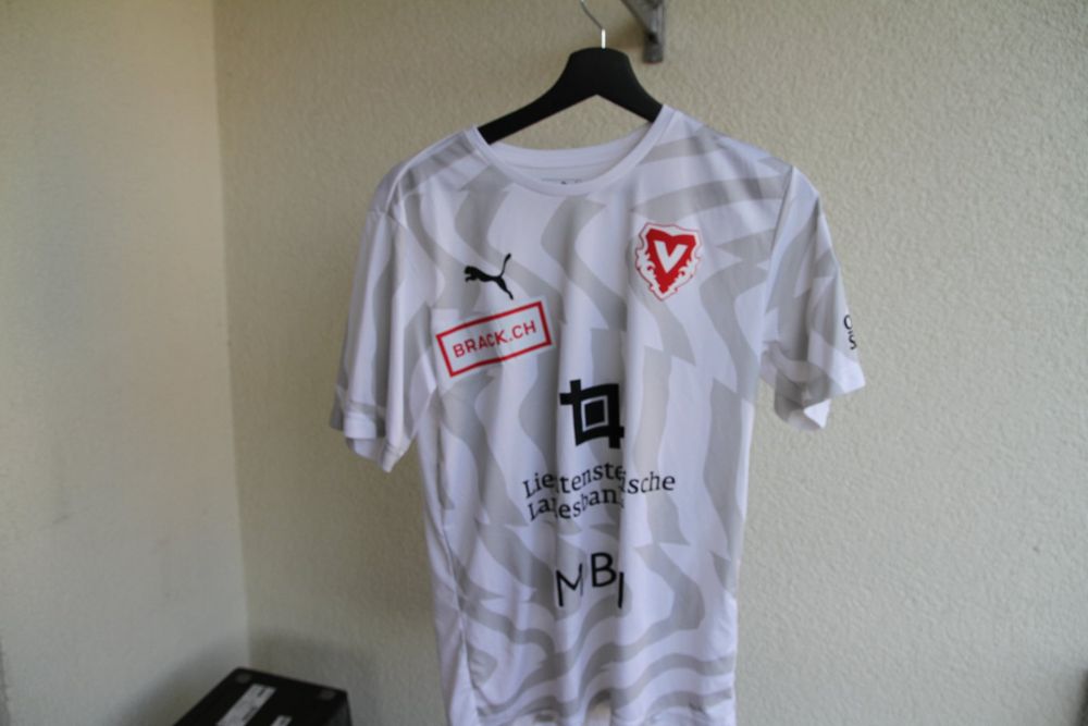 Maillot Vintage FC Vaduz (Liechtenstein), Extérieur, Adidas, Porté Saisons 1998-2000, Taille L