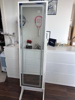 Spiegel mit integriertem Schmuckschrank