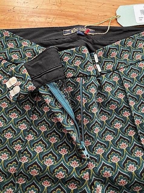 King Louie Pantaloni: King Louie hübsche Stoffhose Grösse 34 – Nuovo e nell'imballaggio originale da Bern venduto da Delirious 3