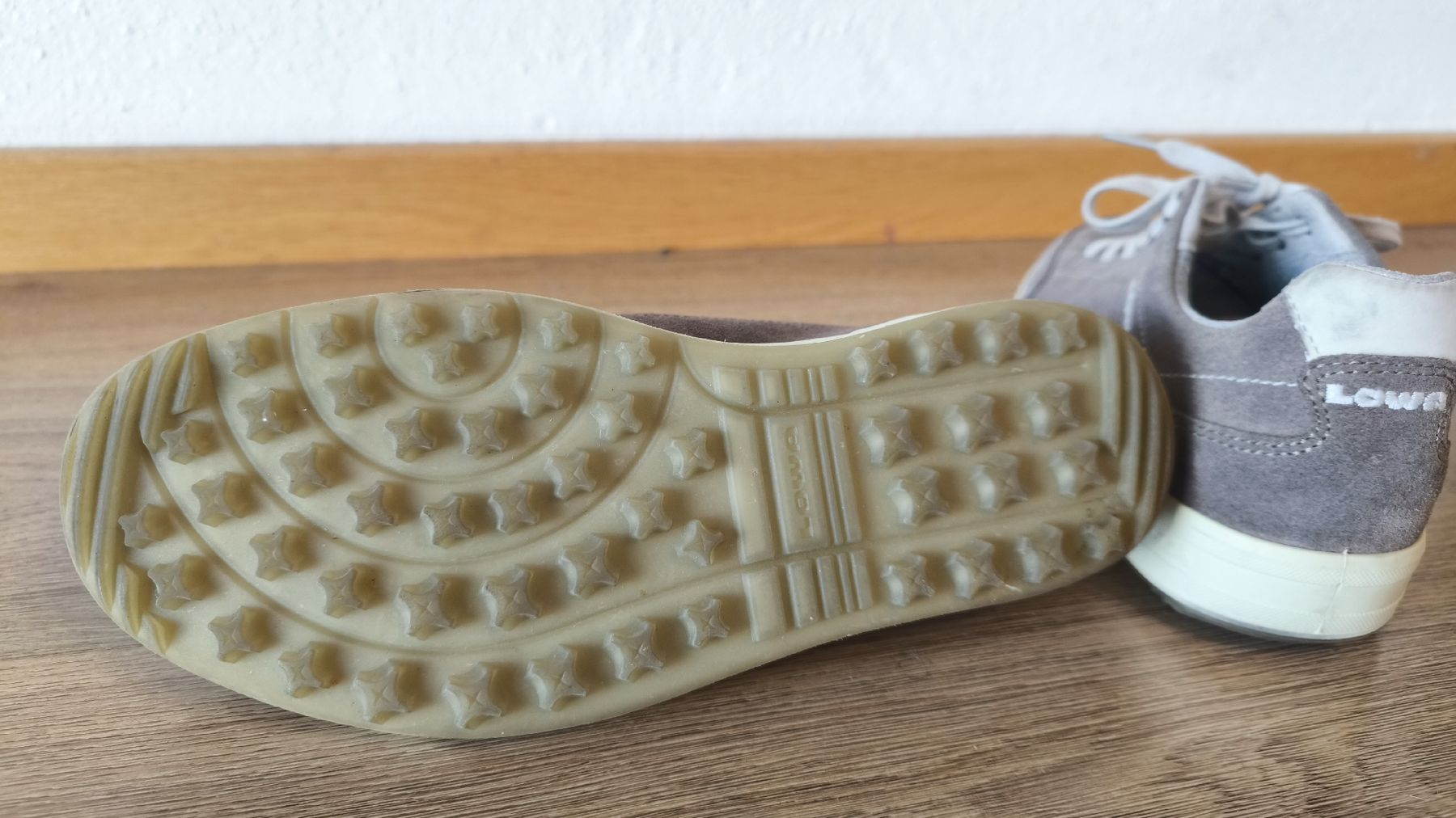 Lowa Scarpe da uomo: Lowa Wanderschuhe 41 - fast neu – Nuovo (secondo la descrizione) da Ebikon venduto da brombomboli 2