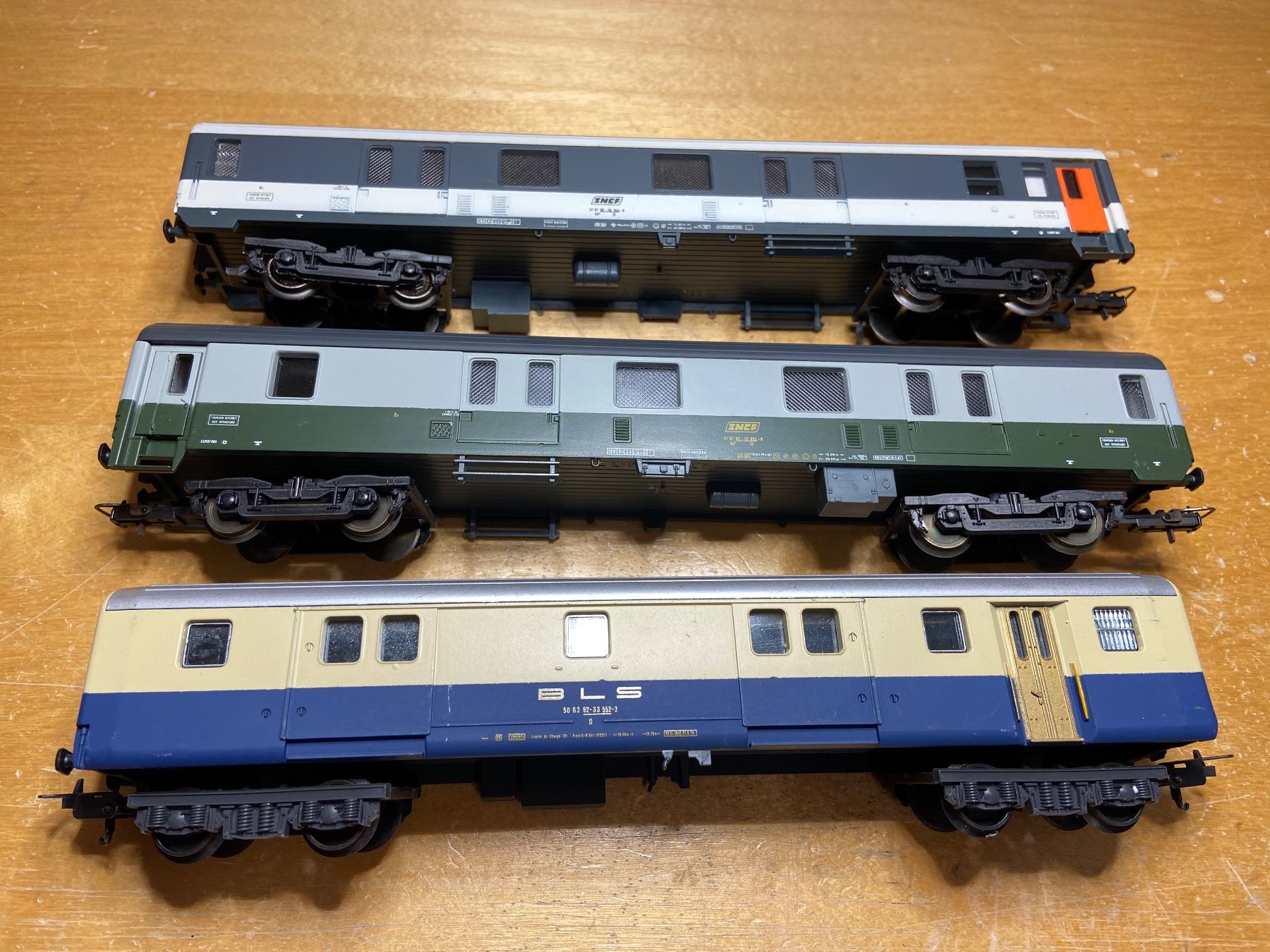 Lima Modelleisenbahnen: 3 Lima Gepäckwagen – Gebraucht aus Basel von Relaphe 1