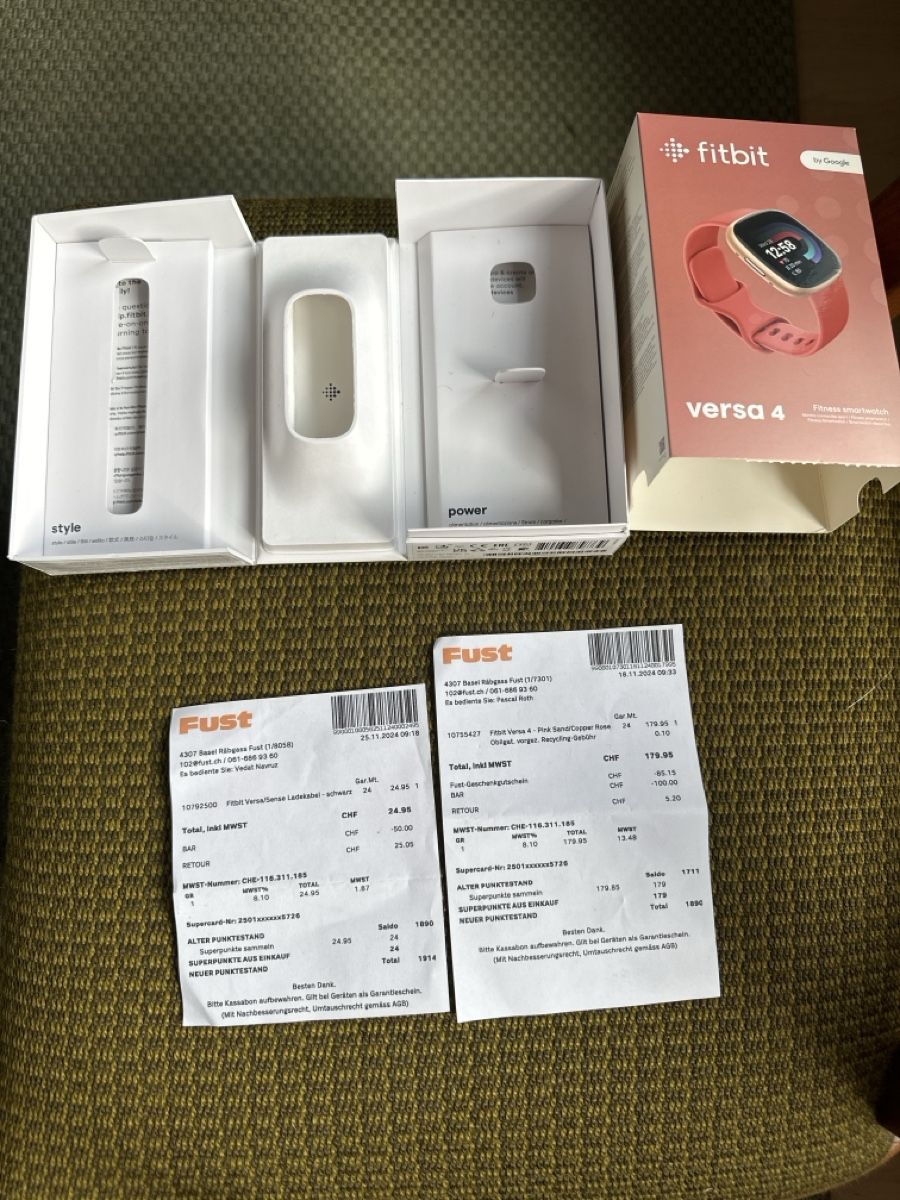 Fitbit Smartwatch: Fitbit versa 4 mit Zubehör  – Gebraucht aus Basel von Marlise015 3