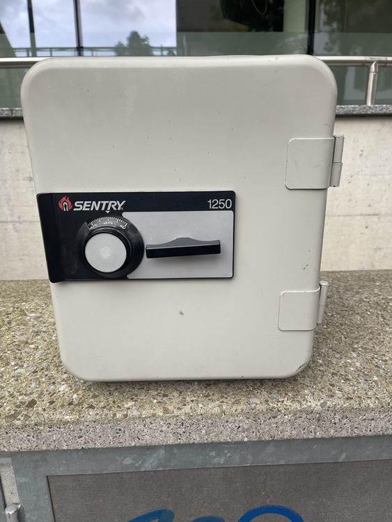 Sentry 1250 Tresor mit Zahlenschloss lässt sich nicht öffnen Kaufen auf Ricardo
