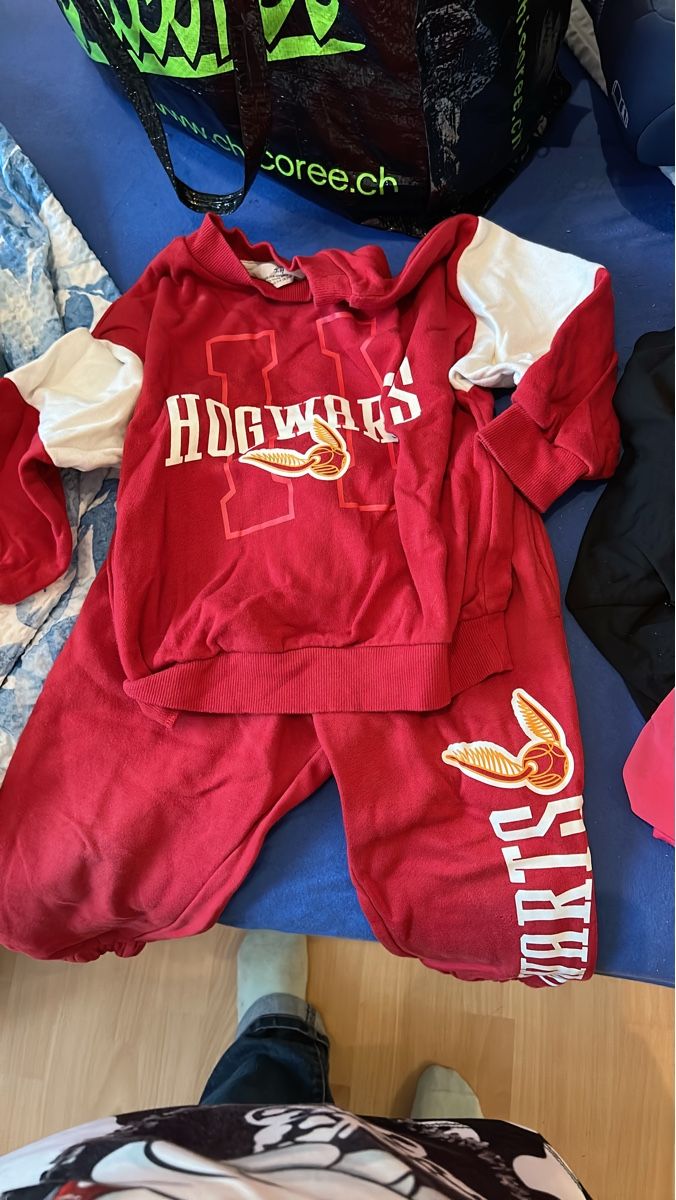 Lotti & Set di vestiti: Kinder Jogging Anzug Hogwarts Grösse 98/104 – Usato da Herbetswil venduto da rotekatze84
