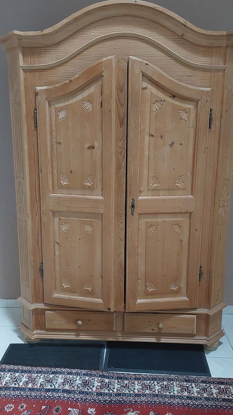Garderobe: Garderobenschrank aus Holz – Gebraucht aus Hendschiken von Bernex