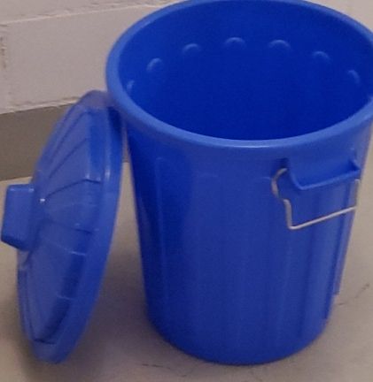Cestini per rifiuti: Abfalleimer Kunststoff blau mit Deckel nr. 2 – Usato da Hinwil venduto da Nabe1 1