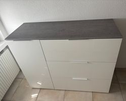 NEUWERTIGES Sideboard weiss hochglanz / Betonoptik-Abdeckung