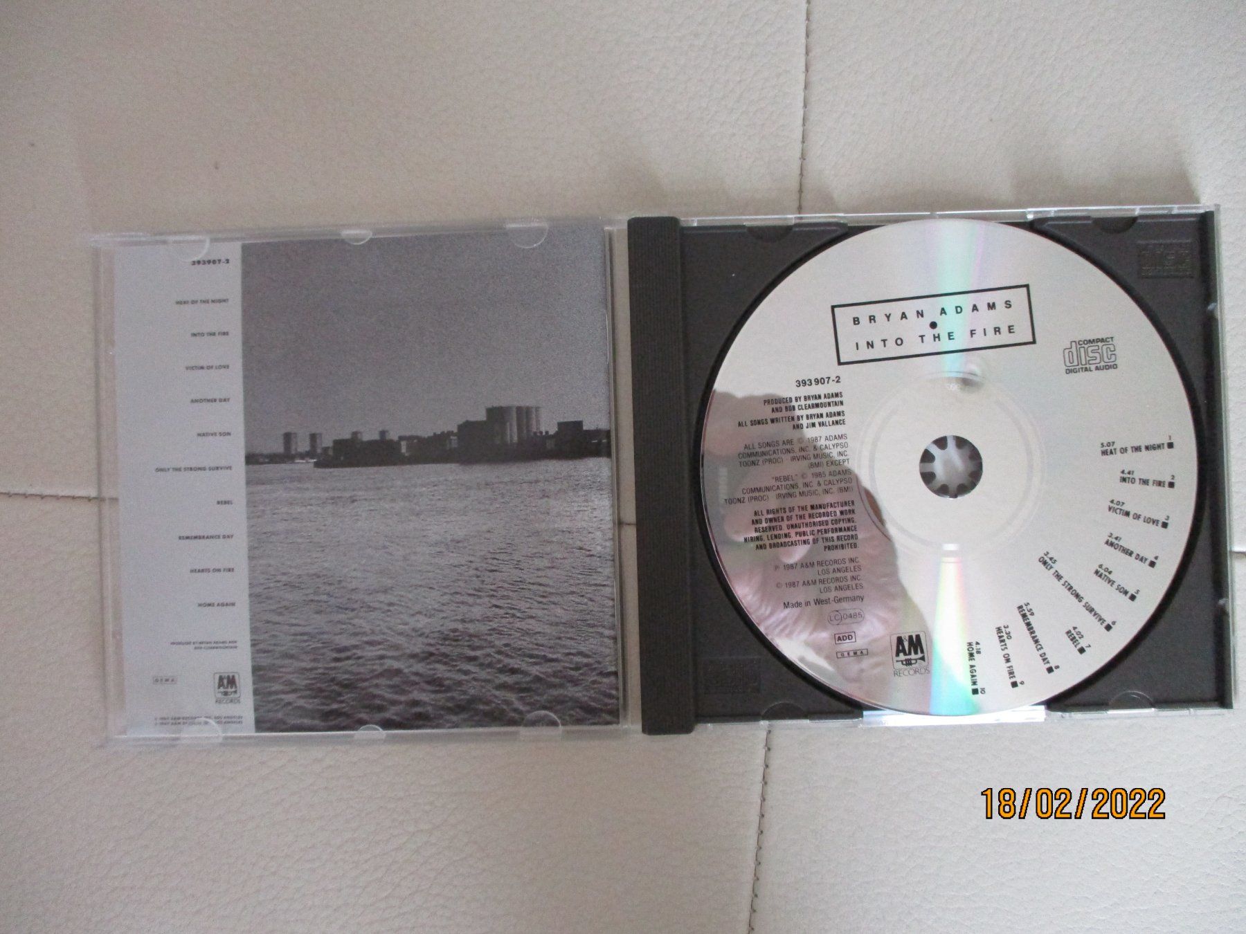 CD: Bryan Adams  --  Into The Fire – Usato da Liestal venduto da Disc-Point 1