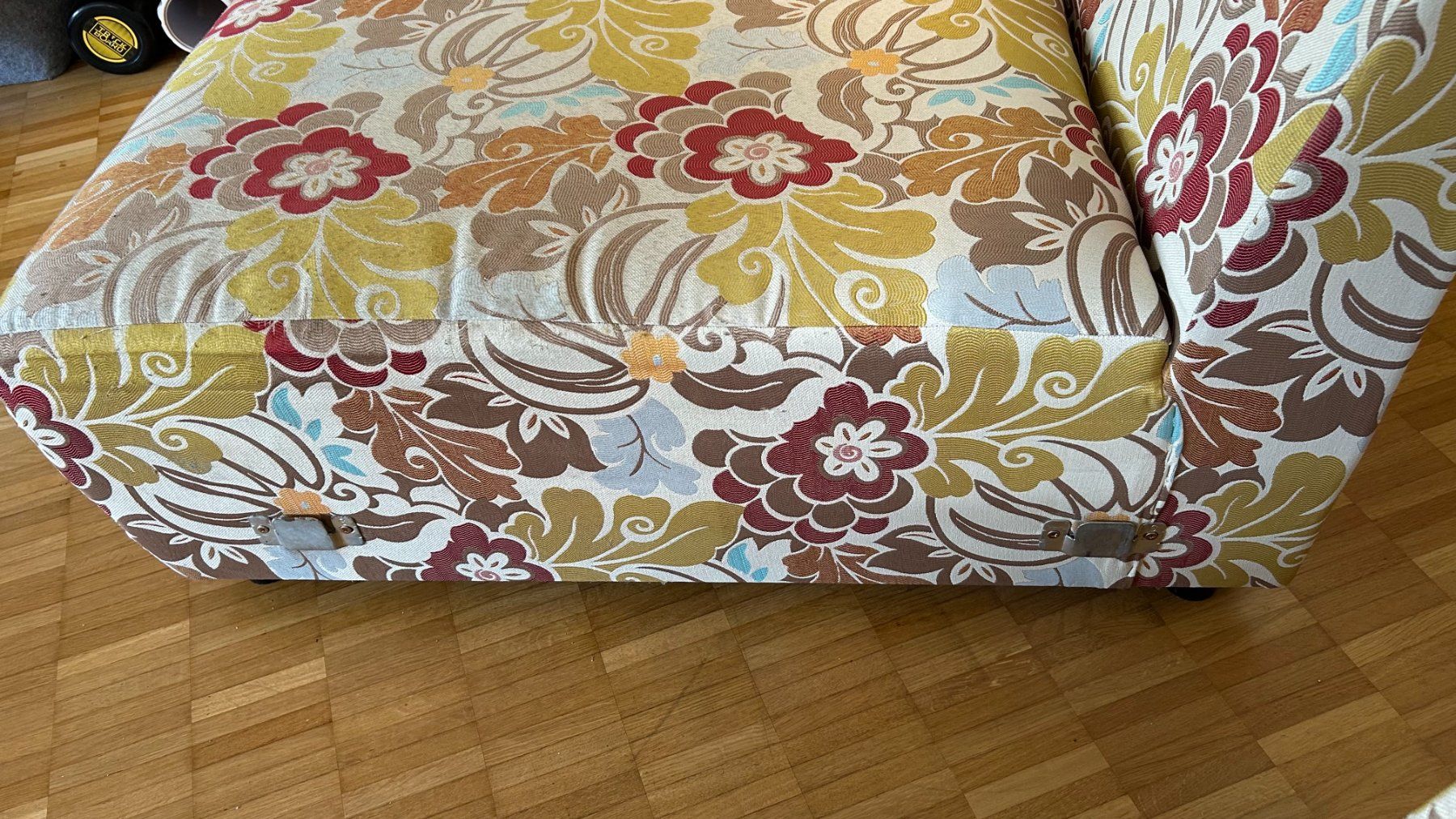 Divani: Sofa mit Hocker und Kissen Blumenmuster – Usato da Obernau venduto da broadwaypop 7