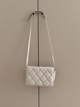 Chic white quilted crossbody bag for spring summer looks!