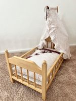 Puppenbett aus Massivholz. Mit wunderschönem Bezug.
