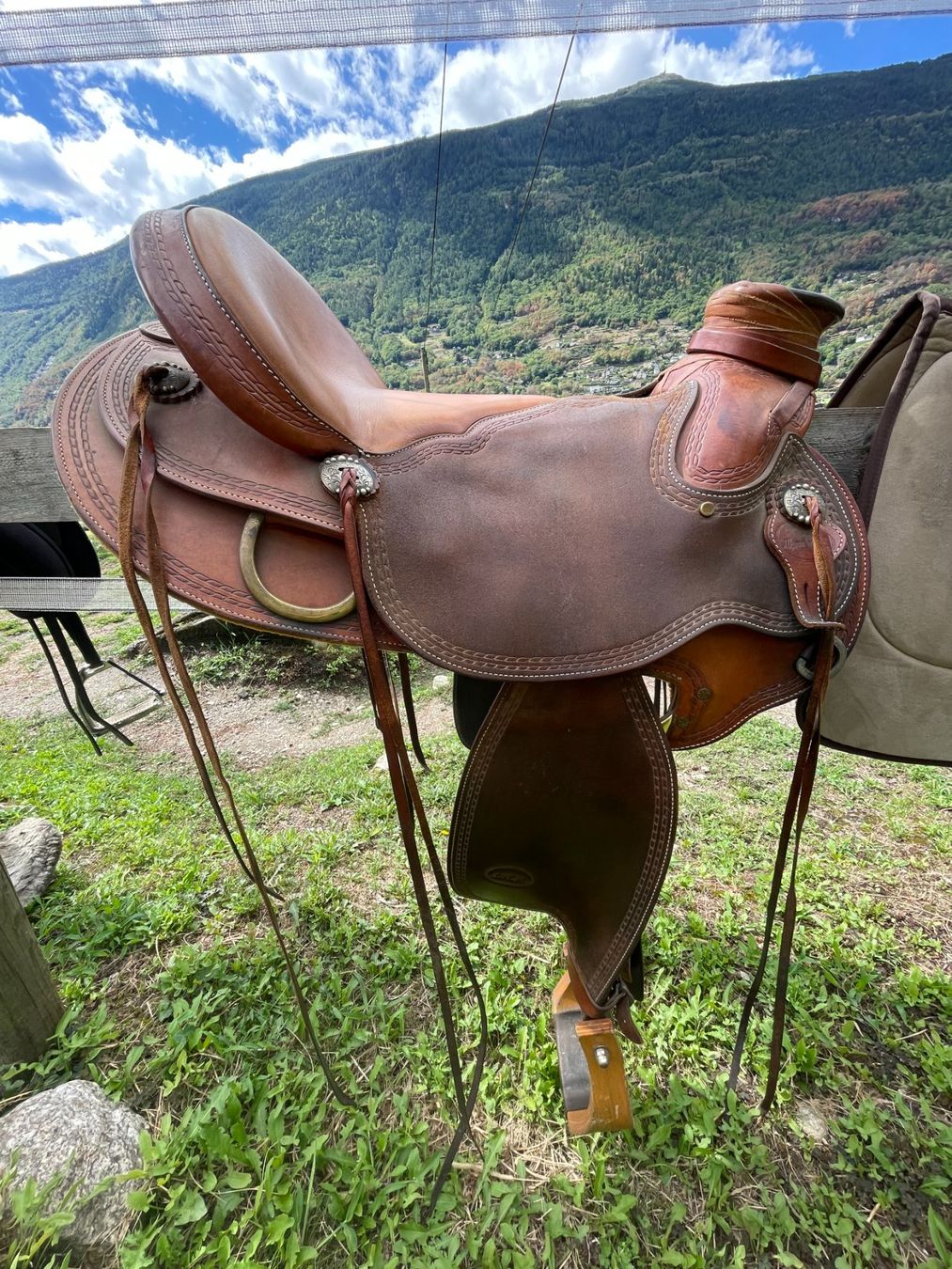Selles, accessoires: Westernsattel Echtleder, handgefertigt – D'occasion à Malvaglia par Ponos 1