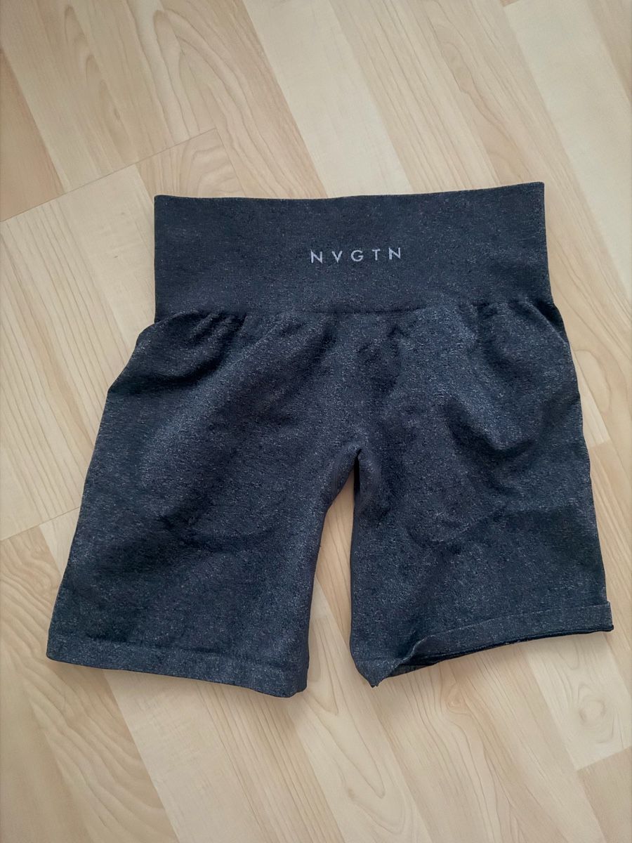 NVGTN Leggings: Grau/Schwarze NVGTN Shorts – Usato da Thierachern venduto da due_ls6w