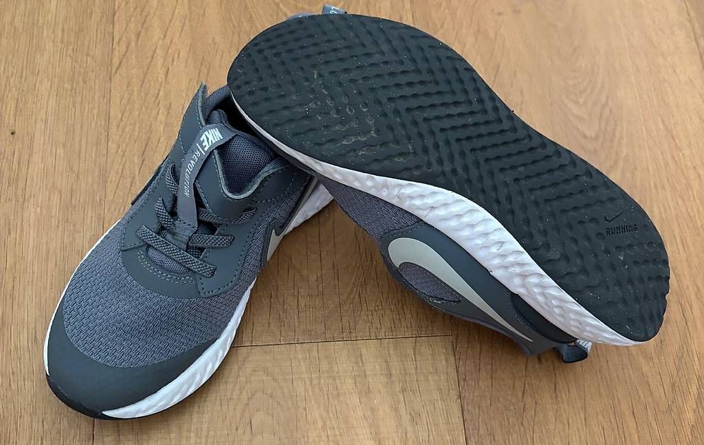 Nike Scarpe per ragazzi: Nike Turnschuhe Gr. 33 – Usato da Stetten SH venduto da Nicole_5 1