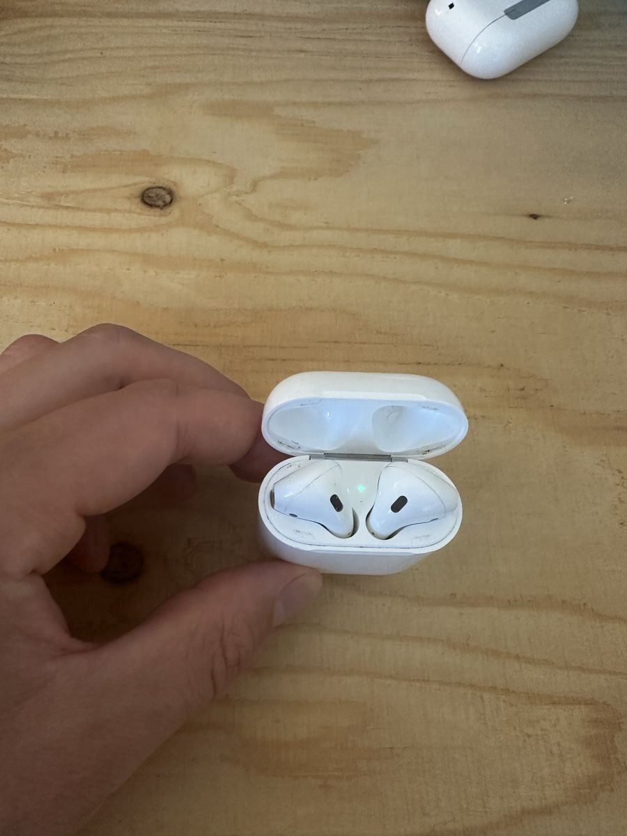 Apple Cuffie: Apple AirPods wireless earbuds with charging case – Usato da Adliswil venduto da kaischmid 2