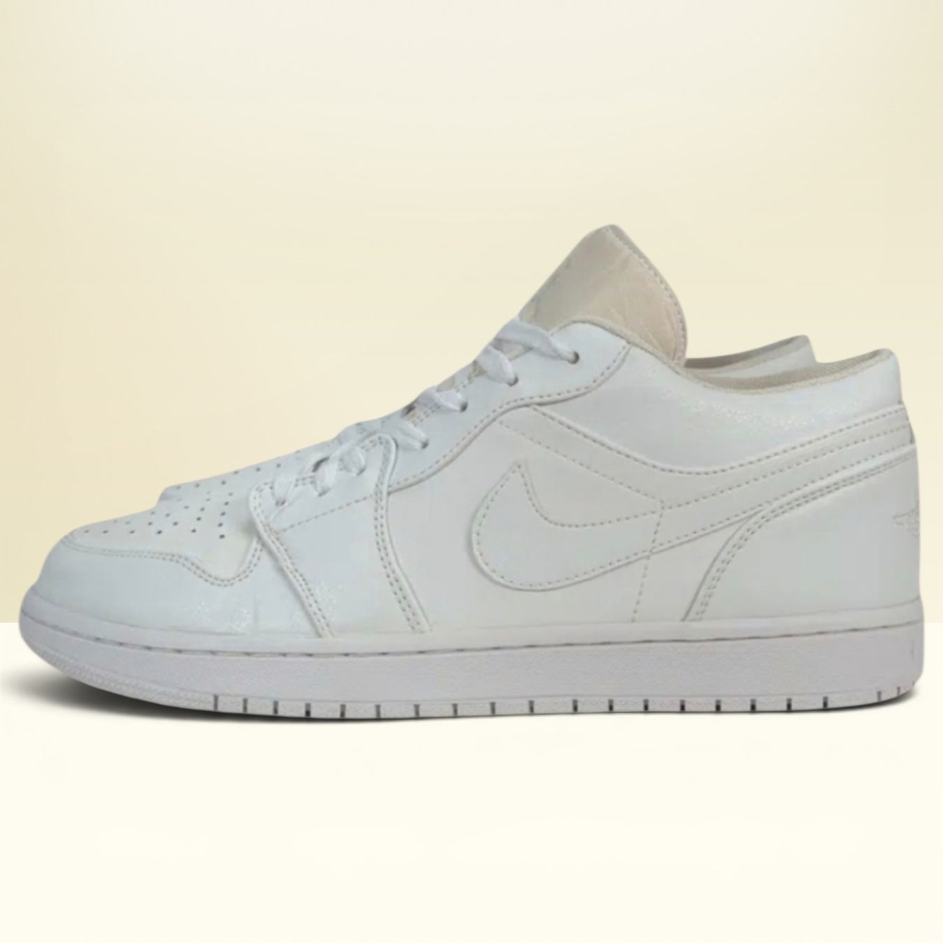 Jordan Chaussures hommes: Nike Air Jordan 1 Low Custom Weiss Grösse 45 – Neuf (Voir description) à Le Locle par Threads_CH
