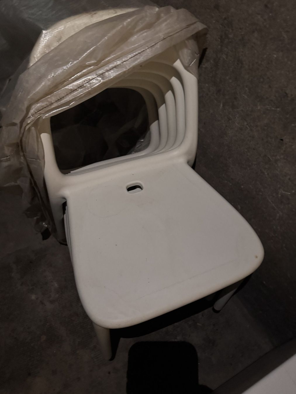 Stühle: Lot de 5 chaises blanches – Gebraucht aus Lausanne von sop_h2sn