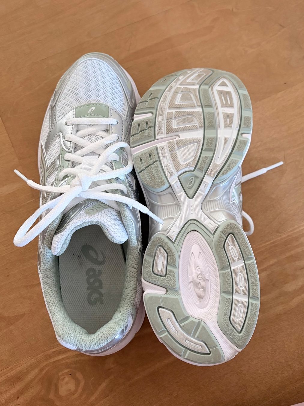 Asics Damenschuhe: ASICS Sneaker - Grösse 40.5 – Gebraucht aus Jonen von f_abiiiennee 2