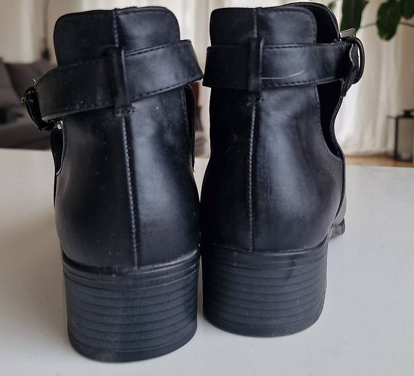 Damenschuhe: Schwarze Lederstiefeletten Grösse 40 - Elegant & bequem – Gebraucht aus Dällikon von m.py_92 1