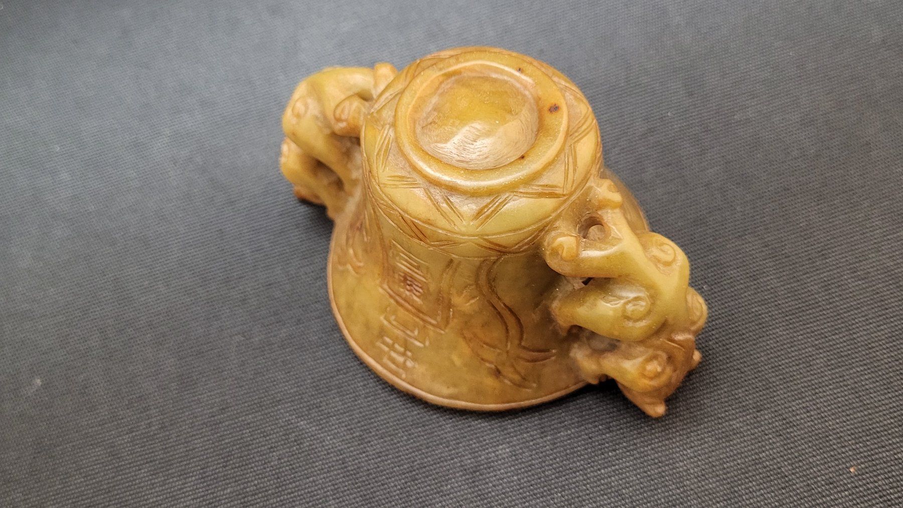 Statuette: Kleines Gefäss mit Tiergriffen Steinschnitzerei – Usato da Basel venduto da spinne02 7