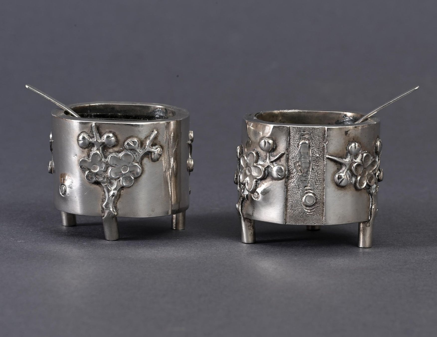 Set di piatti: Antike Silber Salz und Pfeffer Fässchen, China – Usato da Bern venduto da chamunda