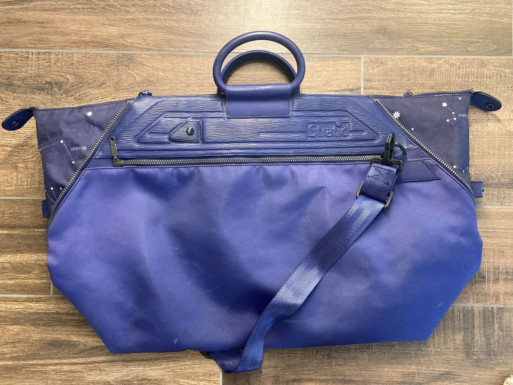 Sacs: Stratic Reisetasche blau violett mit Sternzeichen – D'occasion à Pratteln par a23_j2gs 1