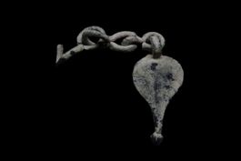 Antiker Bronze-Anhänger mit Kettenfragment