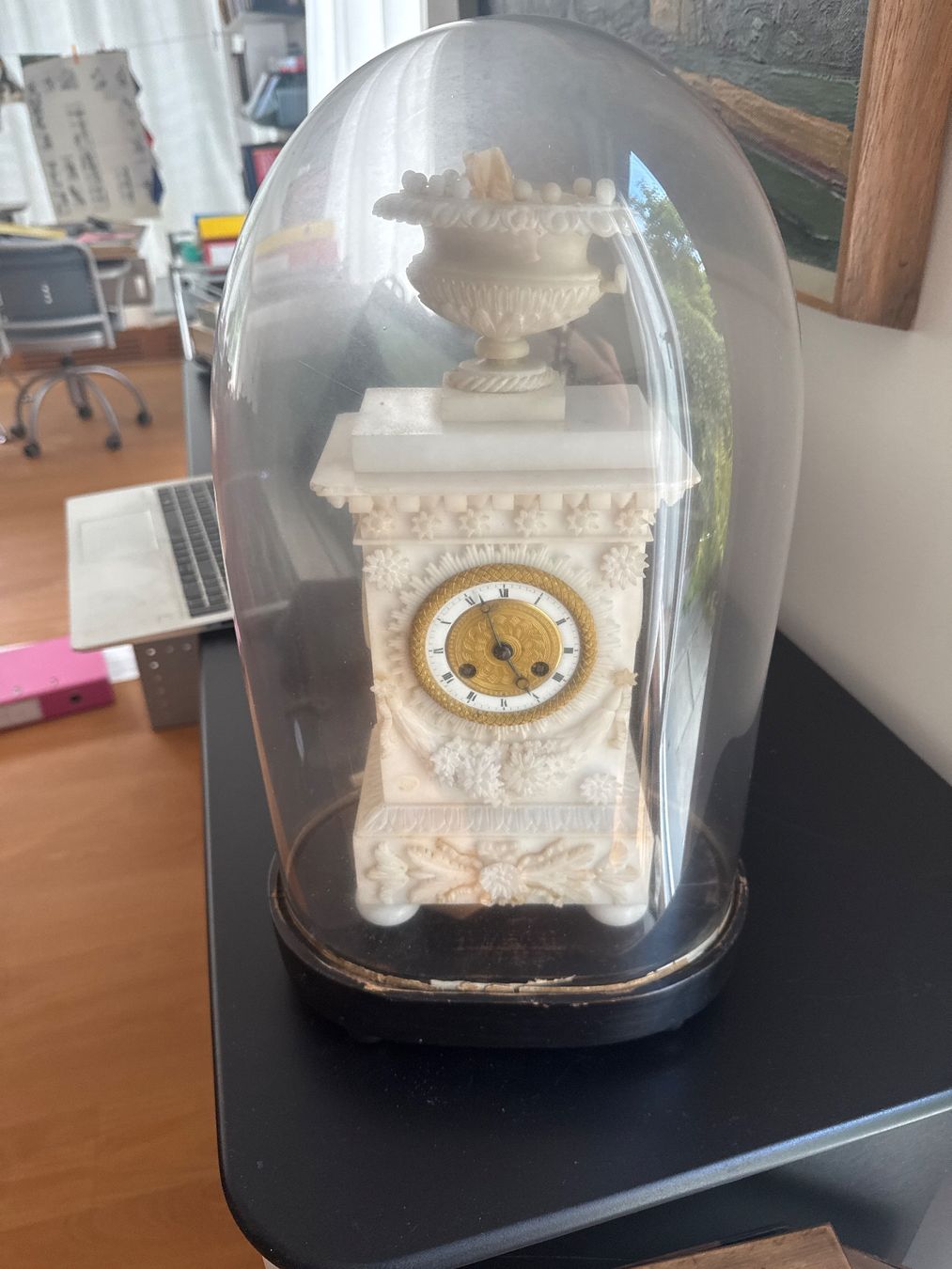 Orologi da terra & Orologi da parete: Antike Uhr aus Alabaster mit Glasglocke – Difettoso da Zürich venduto da M__p 5