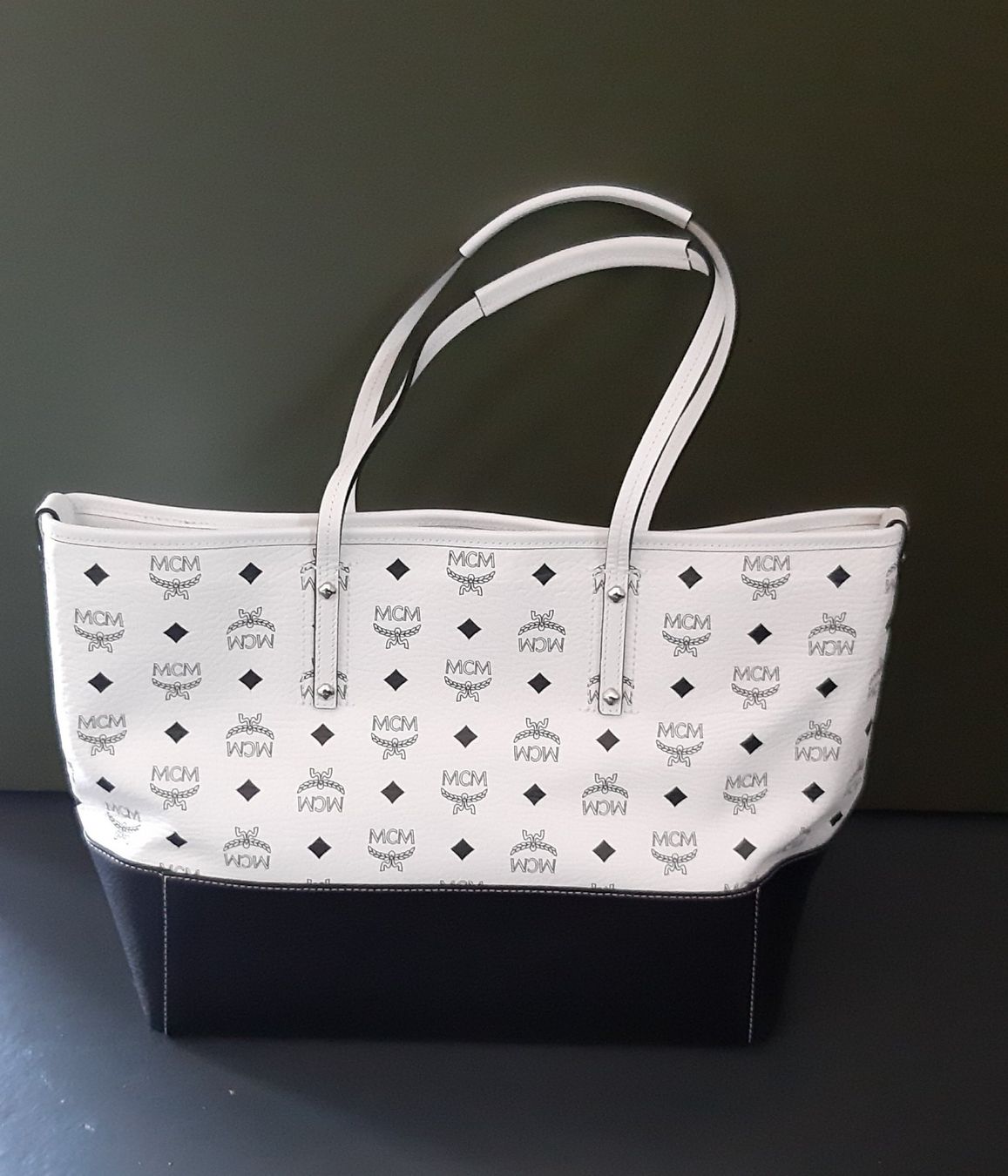 Mcm Taschen für Damen: MCM Shopper weiss/schwarz – Gebraucht aus Rupperswil von jur_5ywx 1