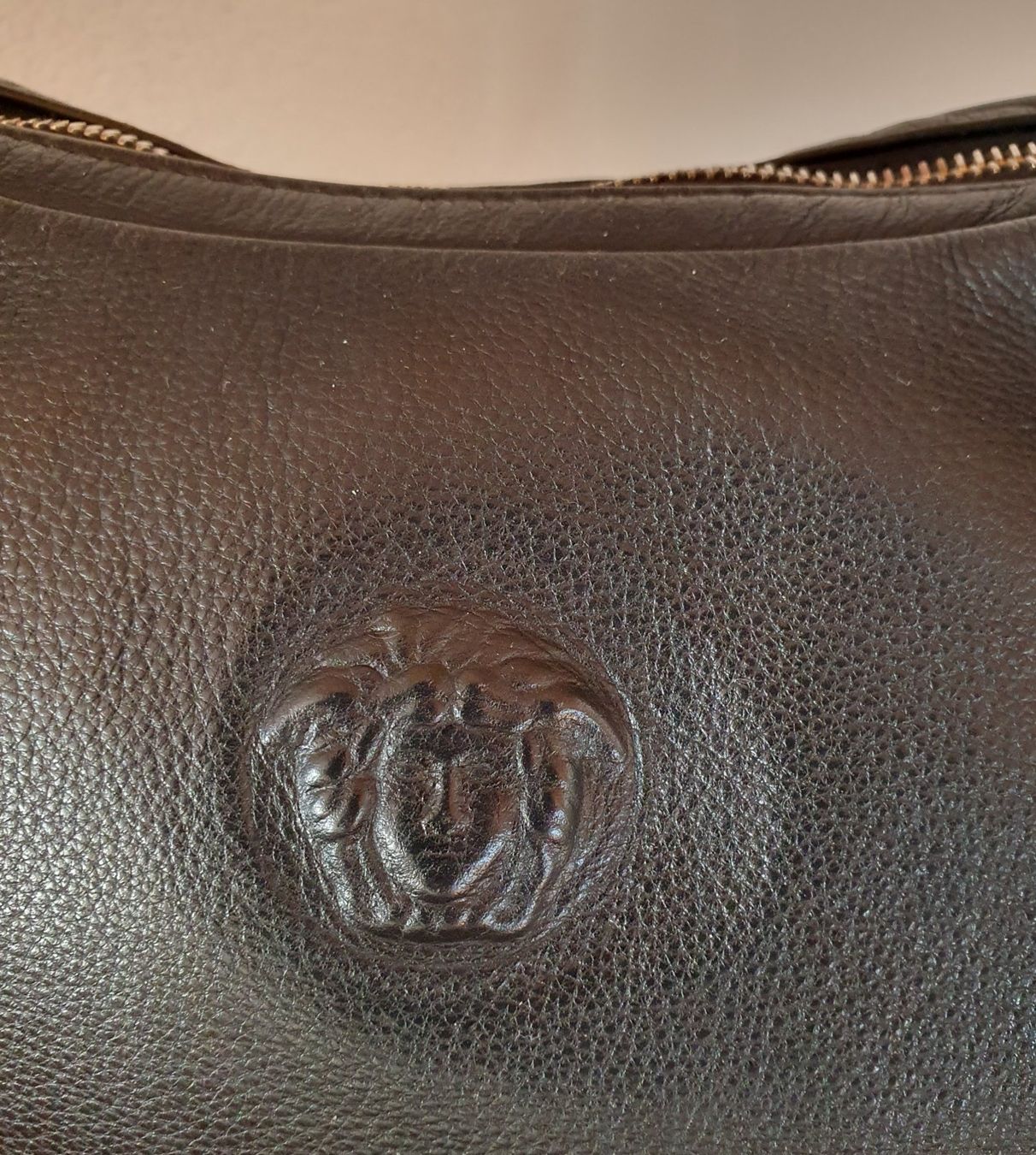 Versace Borse da donna: Schwarze Versace Handtasche au Leder – Usato da Teufen AR venduto da pischa 1